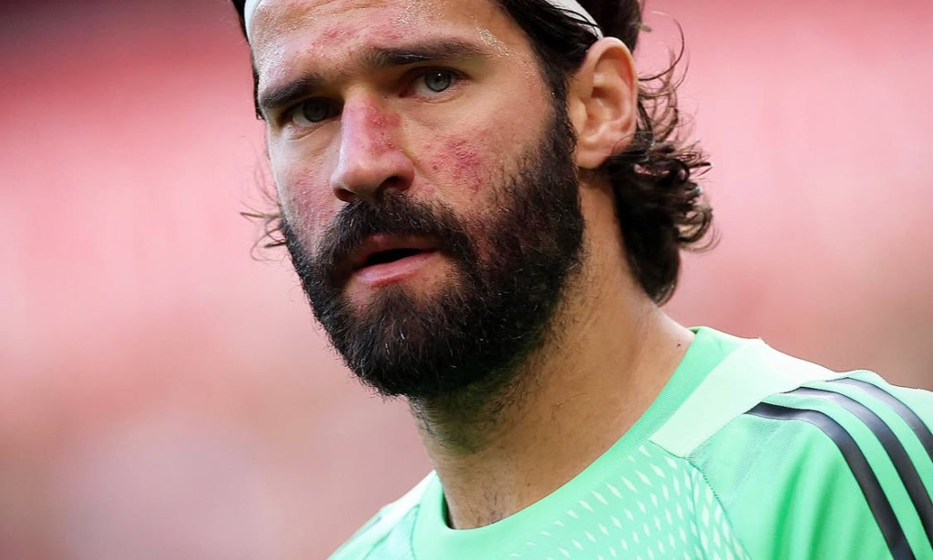 Alisson Becker lëndohet, Liverpool përballet me krizë në portë